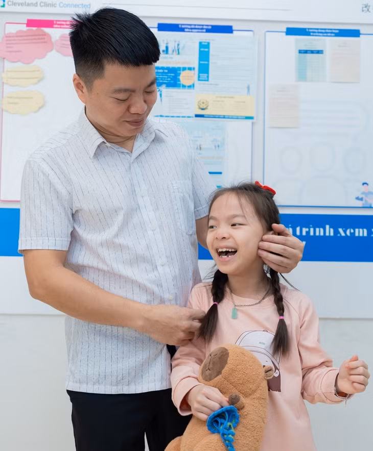 Hình ảnh bé Hà Vi bên cạnh cha trong ngày trở về Vinmec - Ngôi nhà đầu tiên của bé.