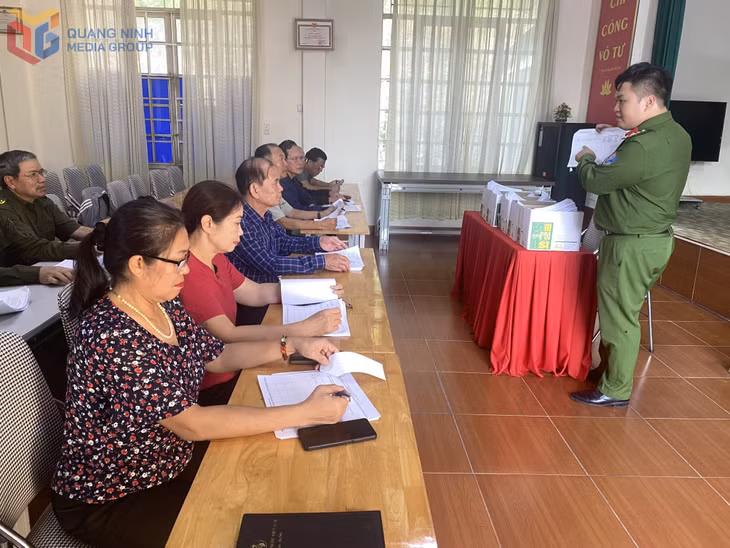 Cán bộ Công an phường Bãi Cháy hướng dẫn nhân dân kê khai thủ tục làm cơ sở thu thập thông tin.