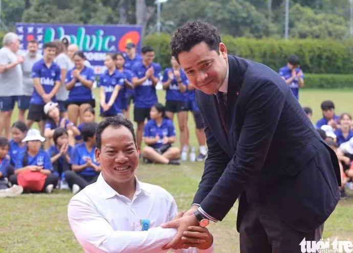Tổng lãnh sự Pháp tại TP.HCM Etienne Ranaivoson trao Huân chương vàng của Bộ Thanh niên và Thể thao Pháp cho lực sĩ Lê Văn Công - Ảnh: ĐỨC KHUÊ