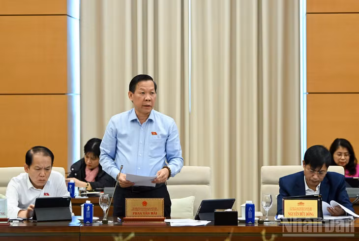 Chủ nhiệm Ủy ban Kinh tế và Tài chính Phan Văn Mãi nêu quan điểm thẩm tra. (Ảnh: DUY LINH)