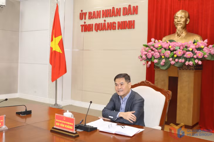 Đồng chí Bùi Văn Khắng, Phó Bí thư Tỉnh ủy, Chủ tịch UBND tỉnh chủ trì cuộc họp.