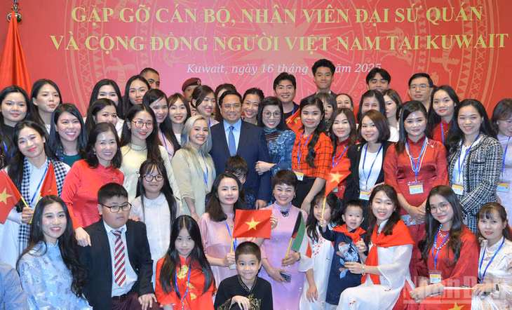 Thủ tướng Chính phủ Phạm Minh Chính và Phu nhân với bà con cộng đồng người Việt Nam tại Kuwait. (Ảnh: Thanh Giang)