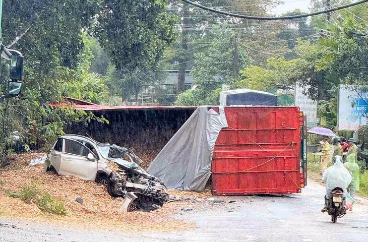 Hiện trường vụ tai nạn giao thông khiến xe con bị xe container đè trúng, biến dạng bẹp rúm. Ảnh: Thần Hy