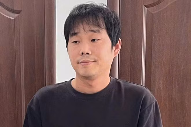 Yeo Sungjin (quốc tịch Hàn Quốc), kẻ cầm đầu đường dây lừa tình và buôn người ở Campuchia, bị bắt tại Khánh Hòa. Ảnh: Phương Linh
