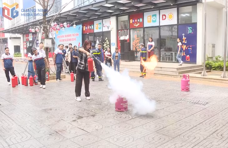 Phòng Cảnh sát PCCC&amp;CNCH phối hợp với Trường Quốc tế song ngữ Học viện Anh quốc dạy kỹ năng PCCC cho học sinh.