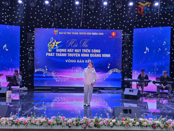 Thí sinh tích cực tập luyện cùng ban nhạc.