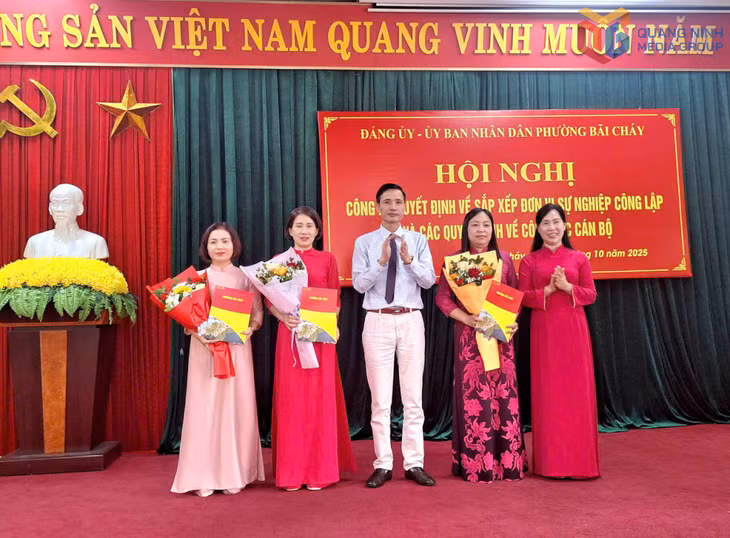 Các đồng chí lãnh đạo phường Bãi Cháy trao quyết định, tặng hoa chúc mừng các đồng chí được bổ nhiệm sau sáp nhập.