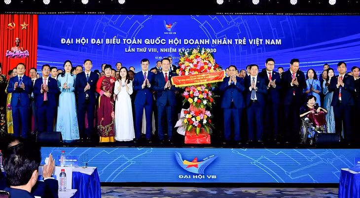 Thủ tướng tặng hoa Ủy ban Hội Doanh nhân trẻ Việt Nam khóa VIII - Ảnh: VGP/Nhật Bắc
