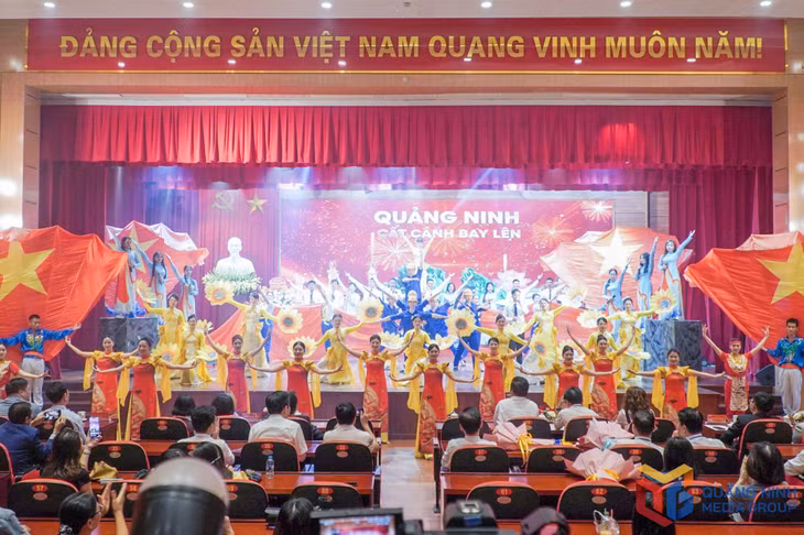 Liên hoan tiếng hát khu dân cư tỉnh Quảng Ninh năm 2025 cụm số 6, gồm 8 phường: Quảng Yên, Đông Mai, Hiệp Hòa, Hà An, Liên Hòa, Phong Cốc, Tuần Châu, Việt Hưng.