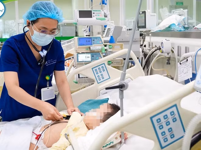 Bác sĩ chăm sóc bệnh nhi 2 tuổi suy hô hấp nặng do uống nhầm dầu thắp đèn. Ảnh: BVCC