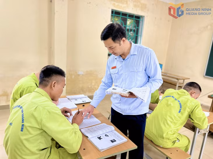 Anh Nguyễn Văn Dũng, giáo viên của cơ sở, đang hướng dẫn học viên viết đúng chuẩn.