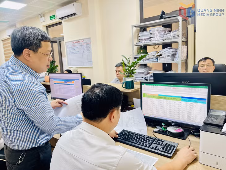 Lãnh đạo phường Việt Hưng kiểm tra, đôn đốc tổ công tác số hoá dữ liệu đất đai ngay sau khi các khu phố hoàn tất việc thu thập hồ sơ.