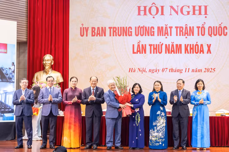 Thường trực, nguyên Thường trực Ủy ban Trung ương Mặt trận Tổ quốc Việt Nam tặng hoa chúc mừng đồng chí Bùi Thị Minh Hoài tại Hội nghị.