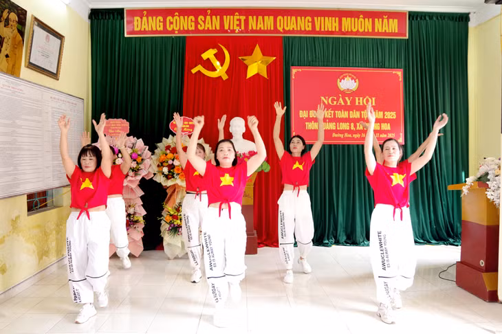 Chương trình văn nghệ chào mừng Ngày hội của nhân dân thôn Quảng Long 8.