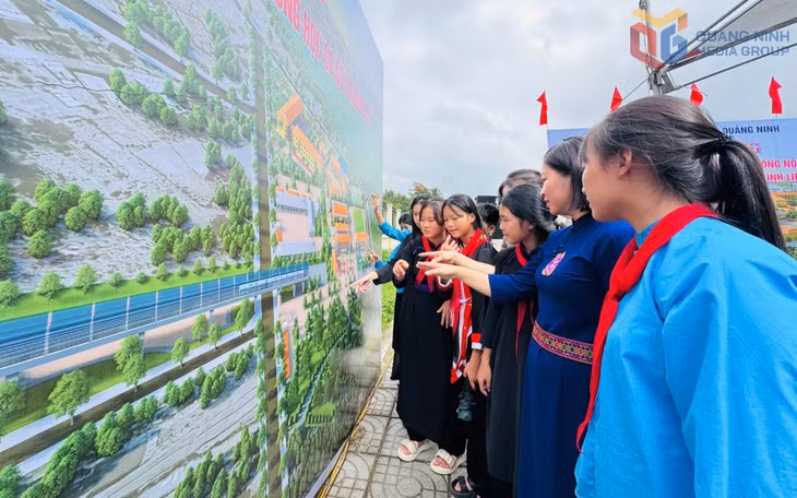 Người dân xã Bình Liêu nghiên cứu phối cảnh Trường phổ thông nội trú TH&amp;THCS Bình Liêu trong ngày diễn ra lễ khởi công dự án. Ảnh: Minh Đức