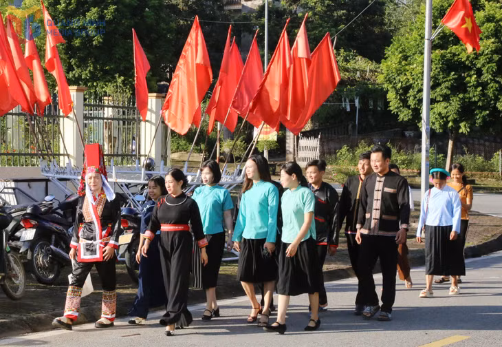 Đảng viên, quần chúng xã Hoành Mô tới tham gia hoạt động sinh hoạt chính trị của xã.