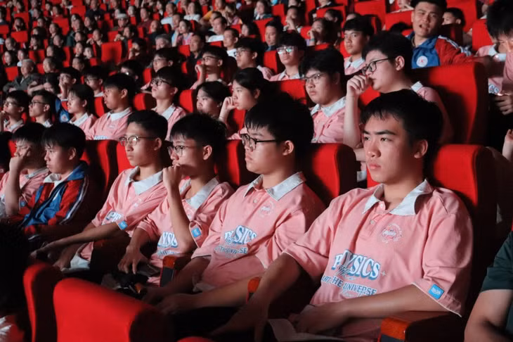 Khán giả xem phim "Mưa đỏ" tại Cung Quy hoạch, Hội chợ và Triển lãm tỉnh.