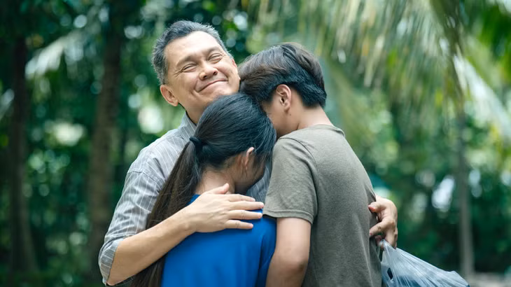 Nghệ sĩ Ưu tú Hữu Châu trong phim. (Ảnh: Galaxy Studio)