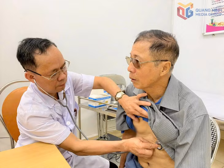 Bác sĩ Nguyễn Văn Trường, Trưởng Trạm Y tế phường Mạo Khê đang khám bệnh cho người dân tại Trạm y tế phường.