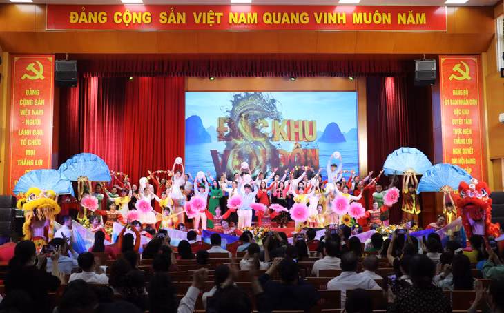 Mỗi địa phương đều mang đến những tiết mục rất đặc sắc, mang dấu ấn nổi bật của quê hương, đơn vị