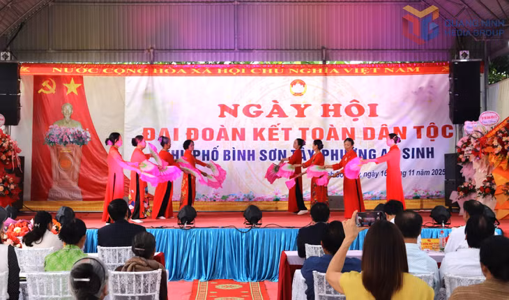 Tiết mục văn nghệ chào mừng ngày hội Đại đoàn kết toàn dân tộc tại khu phố Bình Sơn Tây, phường An Sinh.