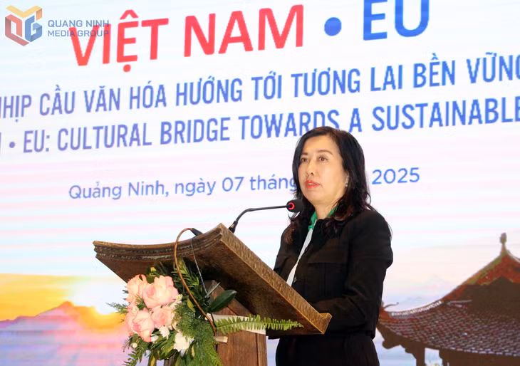 Đồng chí Lê Thị Thu Hằng, Thứ trưởng Bộ Ngoại giao, phát biểu tại Ngày Việt Nam - EU tổ chức tại Yên Tử.