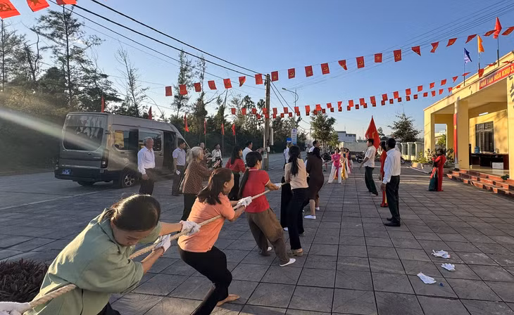 Người dân khu 3, đặc khu Cô Tô hào hứng hết mình với môn kéo co trong ngày hội.