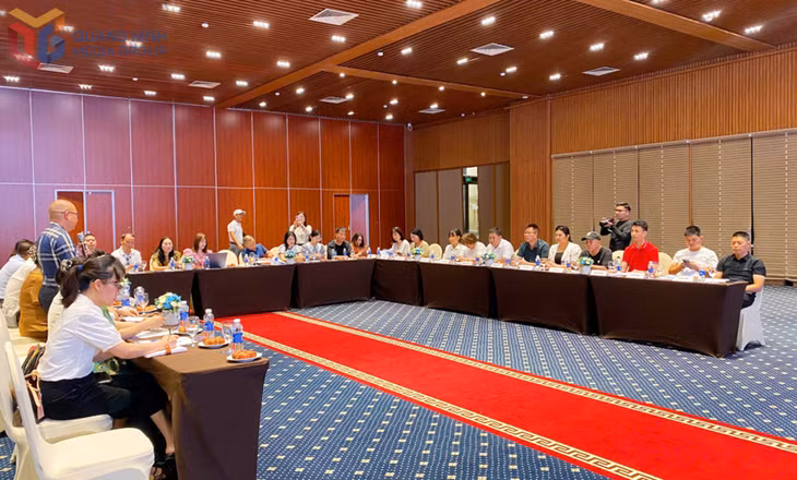 Đoàn doanh nghiệp lữ hành Quảng Ninh và TP Đông Hưng (Quảng Tây, Trung Quốc) trao đổi, thúc đẩy du lịch tại Hội nghị trao đổi hợp tác kết nối du lịch biên giới tại phường Bãi Cháy tháng 7/2025.