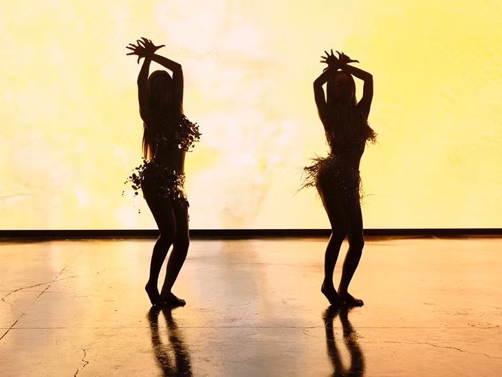 Văn Mai Hương và Chi Pu trong màn belly dance - Ảnh: NVCC