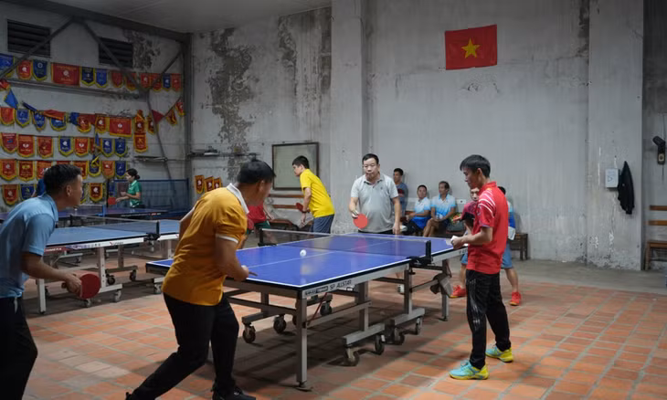 Các VĐV thi đấu nội dung môn bóng bàn.