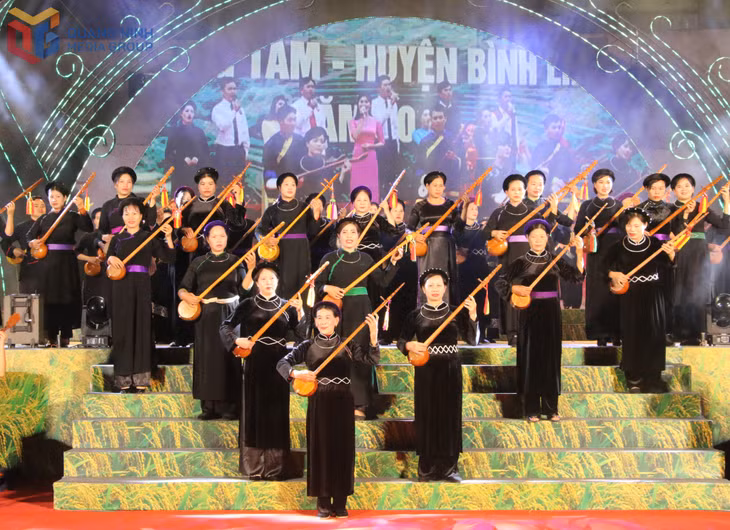 Hát then - đàn tính được đưa vào biểu diễn phục vụ các lễ hội truyền thống, các ngày hội du lịch tại các xã Bình Liêu, Lục Hồn, Hoành Mô tạo dấu ấn thu hút du khách. 