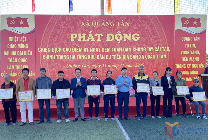 Lãnh đạo xã Quảng Tân biểu dương, khen thưởng những hộ dân hiến đất để mở rộng hạ tầng giao thông, chỉnh trang hạ tầng khu dân cư.