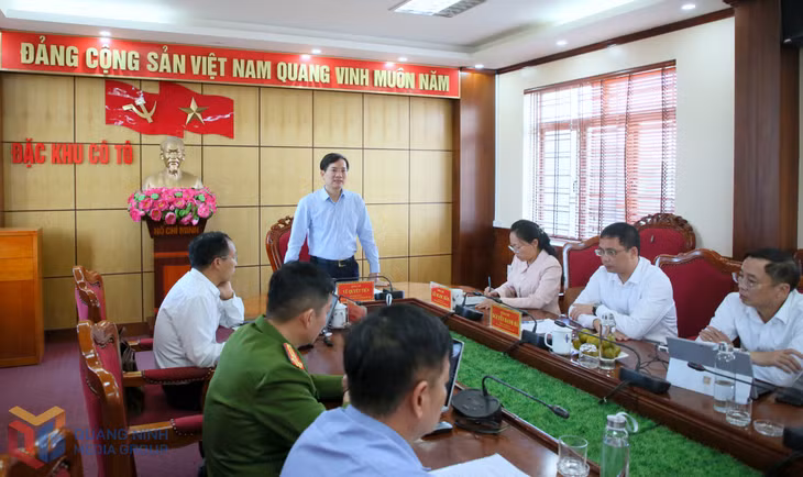 Đồng chí Vũ Quyết Tiến, Phó Bí thư Tỉnh uỷ, Chủ tịch Uỷ ban MTTQ tỉnh phát biểu chỉ đạo tại buổi làm việc với Ban Thường vụ Đảng uỷ đặc khu Cô Tô.
