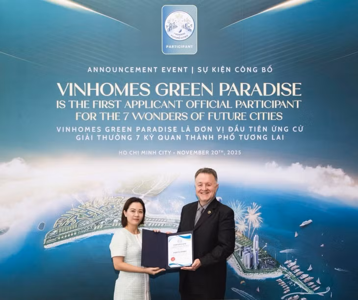 Bà Nguyễn Thu Hằng, Tổng giám đốc Công ty Cổ phần Vinhomes và ông Jean-Paul de la Fuente, Giám đốc New7Wonders - Chủ tịch chiến dịch bầu chọn 7 Kỳ quan Đô thị Tương lai tại buổi trao chứng nhận ứng viên chính thức cho Dự án Vinhomes Green Paradise trong cuộc bầu chọn “7 Kỳ quan Đô thị Tương lai”