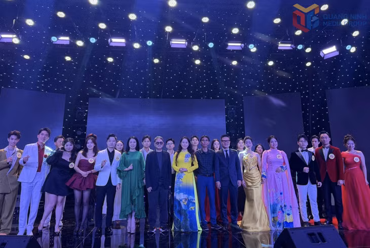 NSND Hồng Hạnh và các thành viên Ban Giám khảo chụp ảnh lưu niệm cùng các thí sinh tham gia Hội thi.
