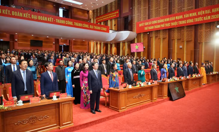 Các đại biểu thực hiện nghi thức chào cờ.