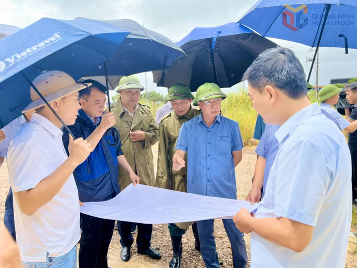 Phó Chủ tịch UBND tỉnh Lê Văn Ánh kiểm tra thực địa GPMB dự án Công viên công cộng phường Tuần Châu.