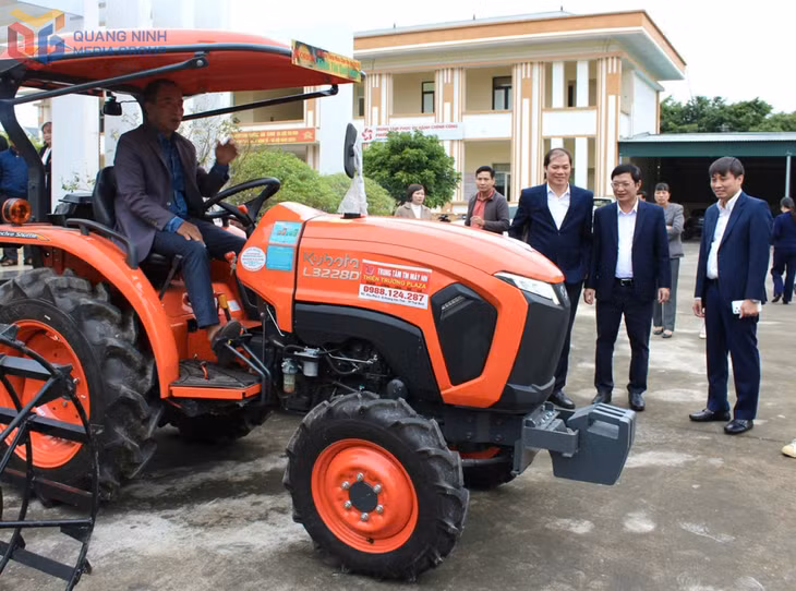 Máy nông nghiệp nhãn hiệu KUBOTA có chức năng tổng hợp làm tăng tỷ lệ cơ giới hoá trên đồng ruộng phường An Sinh.