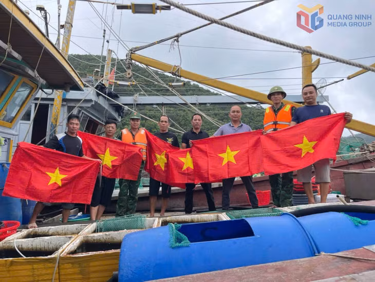 Đồn Biên phòng Đảo Trần tặng cờ Tổ quốc cho ngư dân