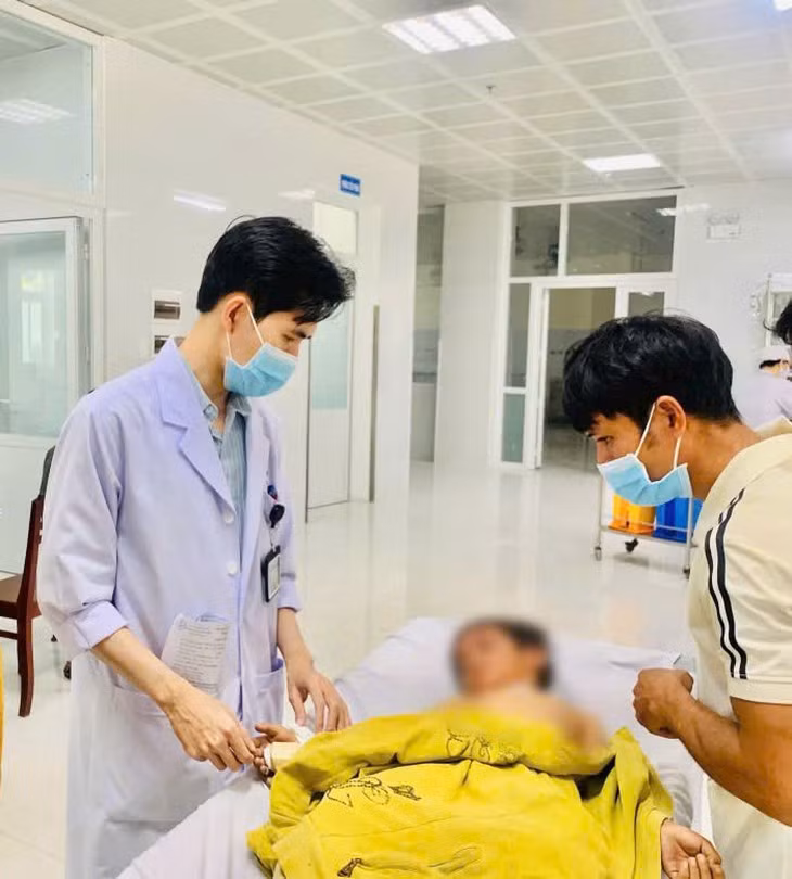 Nhờ tập trung tối đa lực lượng, việc cấp cứu diễn ra nhanh, các em đã qua cơn nguy kịch - Ảnh: Bệnh viện Quảng Ngãi