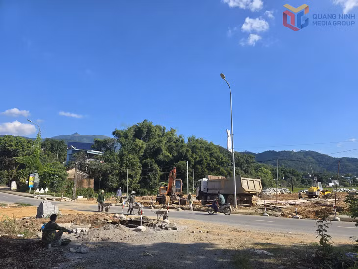 Công trường thi công dự án giao thông kết nối đường QL18C với đường trục chính của xã Bình Liêu tại thôn Co Nhan. Ảnh: Đỗ Hùng.