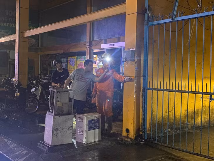 Nhân viên điện lực có mặt kiểm tra. Ảnh: Đông Hoàng
