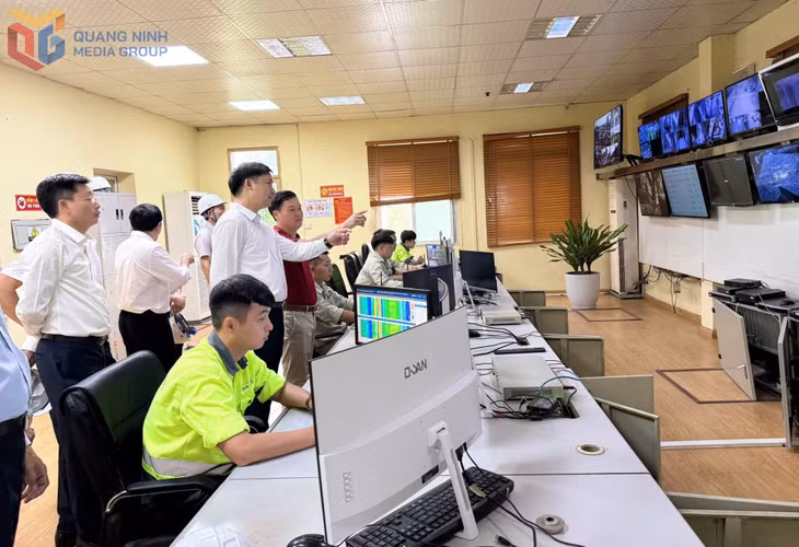 Phó Chủ tịch UBND tỉnh Nguyễn Văn Công (ở giữa) kiểm tra hệ thống xử lý rác thải công nghiệp tại Nhà máy xi măng Lam Thạch.