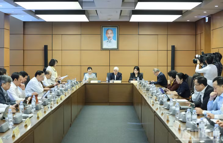 Đại biểu Quốc hội thảo luận tại tổ sáng 25/11. (Ảnh: DUY LINH)