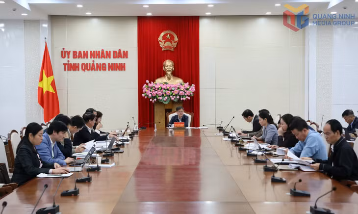 Đồng chí Bùi Văn Khắng, Phó Bí thư Tỉnh ủy, Chủ tịch UBND tỉnh, Tổ trưởng Tổ công tác triển khai thực hiện các nhiệm vụ lĩnh vực tài chính, ngân sách, đầu tư và liên kết vùng, chủ trì cuộc họp.