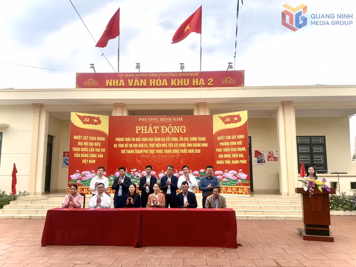 Đại diện các khu trên địa bàn phường Bình Khê ký cam kết tham gia cải tạo, chỉnh trang hạ tầng đô thị khu dân cư tại lễ phát động.