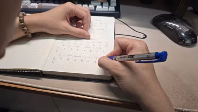Cha mẹ hãy dạy con luôn học tập, nâng cao kiến thức dù đã trưởng thành. Ảnh: Bá Hiệp