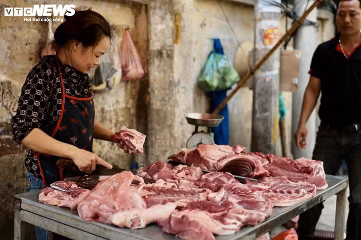 Giá thịt heo cũng không giảm nhiệt, dự báo sắp tăng dịp cuối năm.