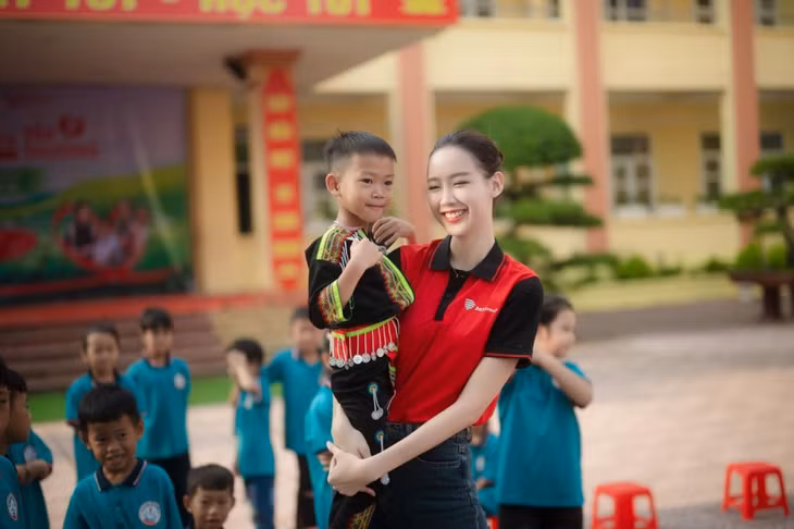 Nụ cười nở trên môi của một em học sinh được chương trình hỗ trợ.