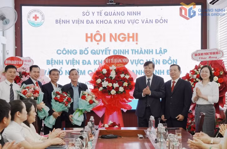 Lãnh đạo Sở Y tế trao quyết định bổ nhiệm các chức danh lãnh đạo Bệnh viện Đa khoa Khu vực Vân Đồn.